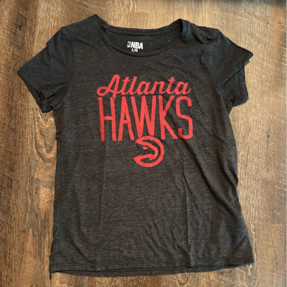 NBA Women’s Atlanta Hawks Tee